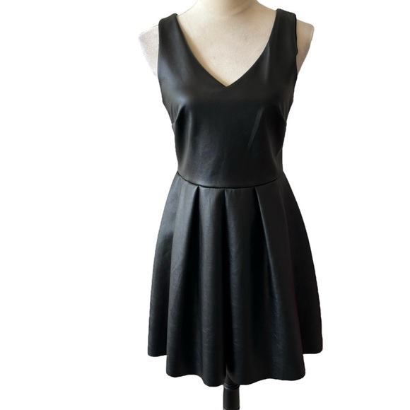 Rosie Harlow Black Faux Leather Fit And Flare Skater Pleated Mini Dress Size M - Picture 1 of 11